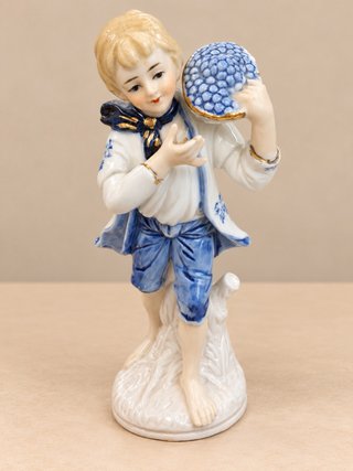 Figura de Porcelana Niño con Cesta