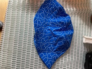 Gorro de pescador azul con corazones