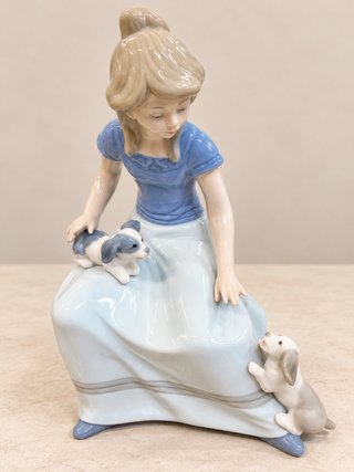Figura de porcelana niña con perritos