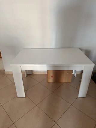 Mesa Extensible Blanca alcanza 198 cm extendida.