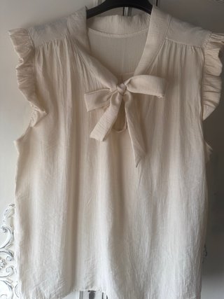 Blusa Beige con Volantes y Lazo