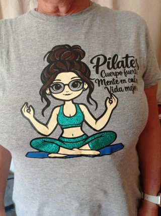 Camiseta Gris con Estampado Pilates