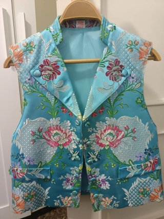 Chaleco fallero azul.