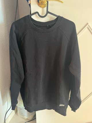 Sudadera negra básica