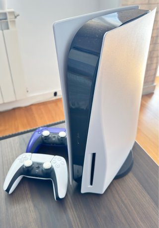 PlayStation 5 (PS5) con 2 mandos