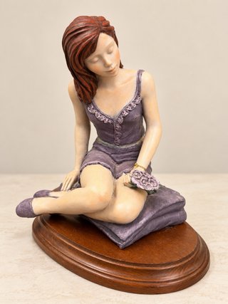 Figura decorativa de mujer sentada