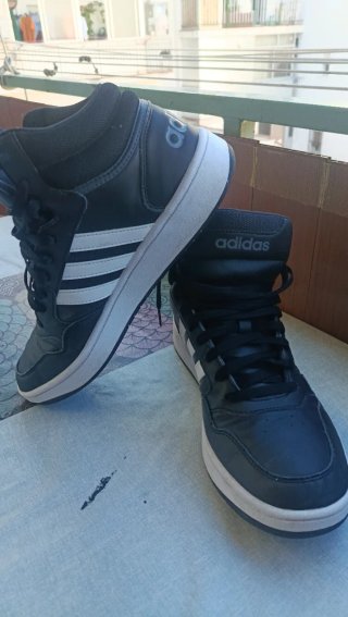 Zapatillas adidas Negras y Blancas