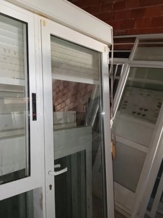 Puerta con ventana y persiana integrada