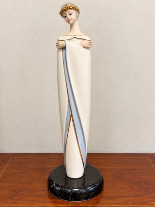Figura Decorativa Estilizada
