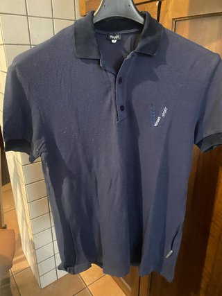 Polo blu mezze maniche con riparazione sartoriale