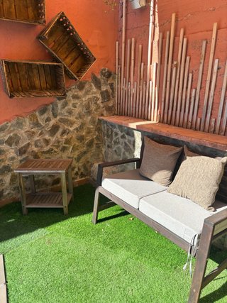 Banco y mesita de madera para terraza