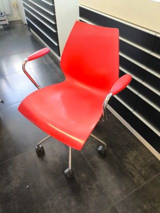 Set de 4 Sillas Rojas con ruedas y 8 sillas fijas