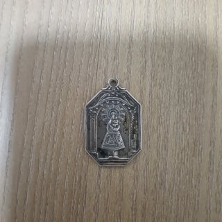 Medalla religiosa con figura