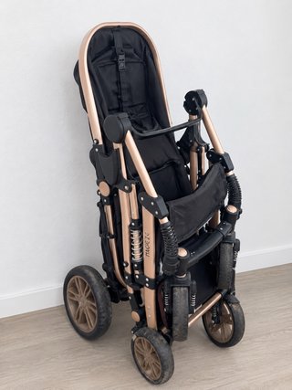 Carrito de bebé Magic Z negro y dorado