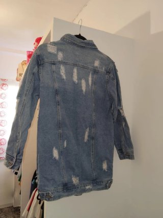 Chaqueta vaquera azul con efecto desgastado