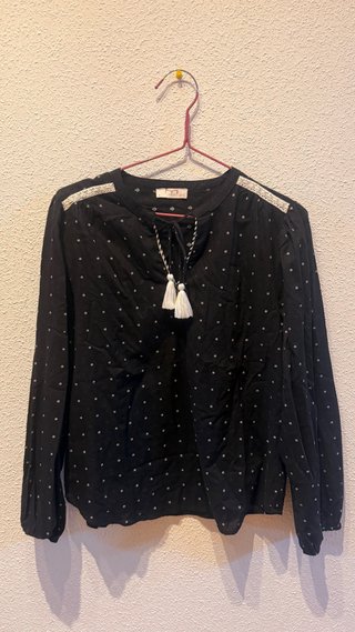 Blusa Negra con Estampado de Lunares