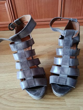 Sandalias de tacón escultórico