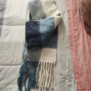 Bufanda de cuadros azul y blanca