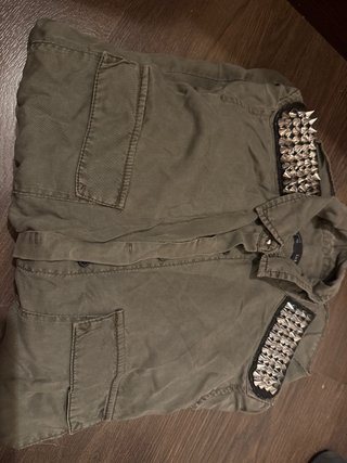 Camisa Zara Verde Oliva con Tachuelas Talla XS