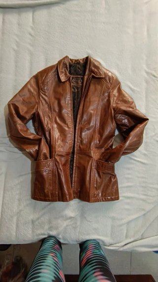 Lote: Chaqueta de Piel y 2 Vestidos