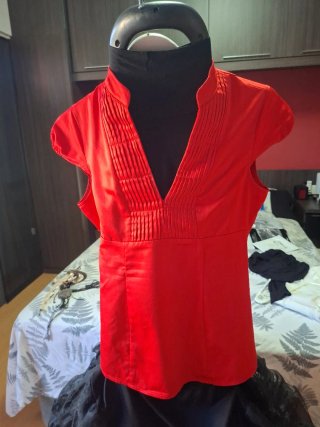Blusa Roja con Detalle de Pliegues