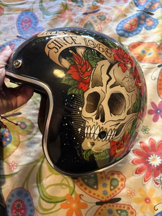 Casco MT Helmets Negro con Calaveras y Rosas
