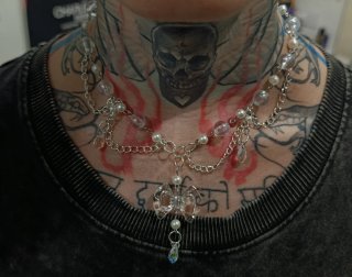 Collar Artesanal con Abalorios y Lazo
