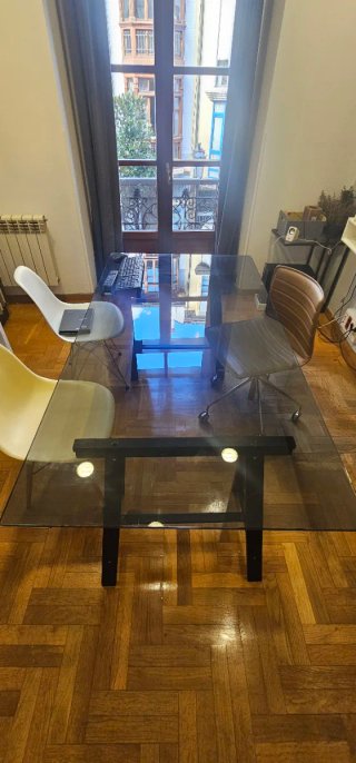 Mesa de reuniones con sobre de cristal