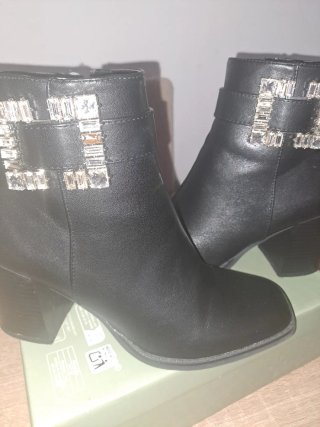Botines de vestir negros con hebilla
