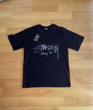 Camiseta Stussy Negra Efecto Metalizado