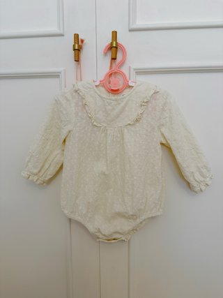 Pelele Unit color crema talla 9 meses