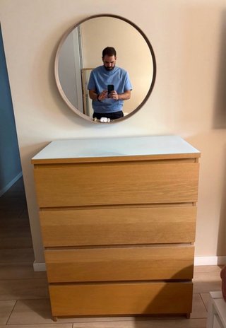 Cómoda IKEA de madera con cristal incluido.