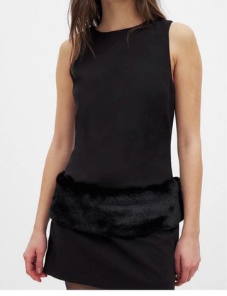 Vestido Recto Negro con Detalle de Pelo