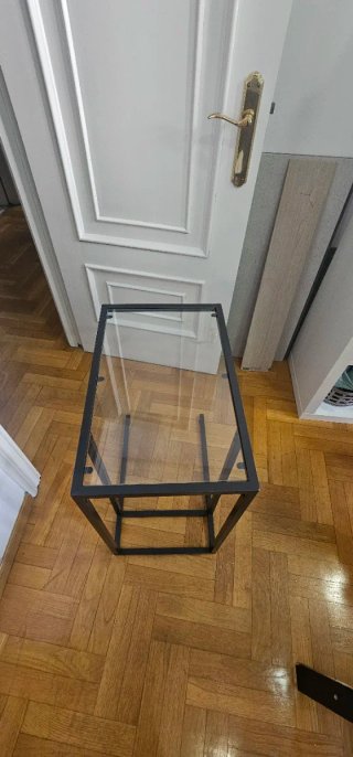 Mesa auxiliar de metal y cristal