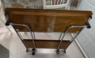 Mesa auxiliar plegable con ruedas