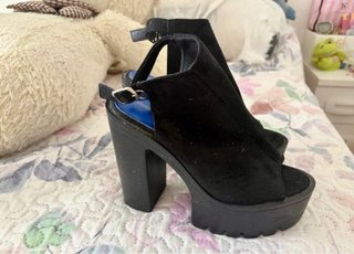 Sandalias de tacón negras con plataforma