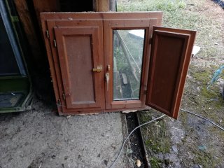 Ventana de madera de pino