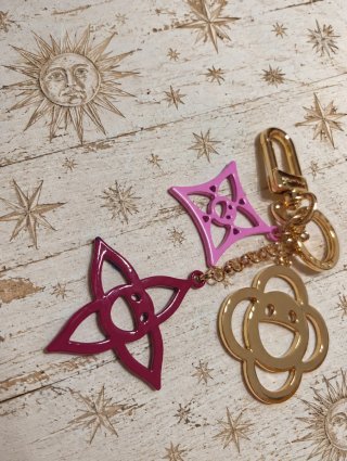 Llavero Louis Vuitton diseño Rosa granate