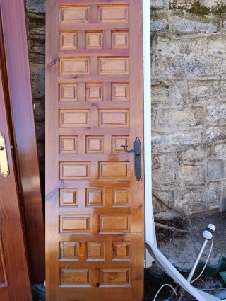 Puerta de madera maciza con cuarterones
