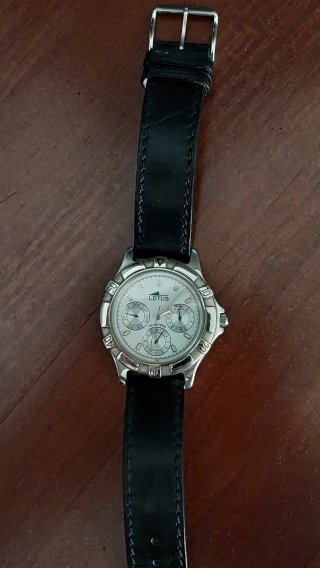 Reloj Lotus con correa negra