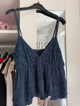 Top azul con detalles de encaje