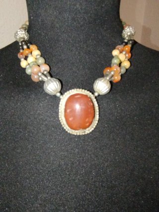 Collar con Piedra Central y Cuentas