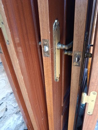 5 Puertas de madera con herrajes clásicos