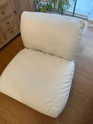 sillón cama de suelo o puf , blanco de cuero.
