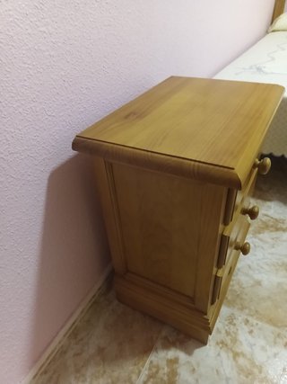 2 Mesitas de noche de madera