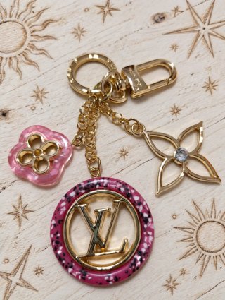 Llavero Louis Vuitton  en tonos rosa y negro
