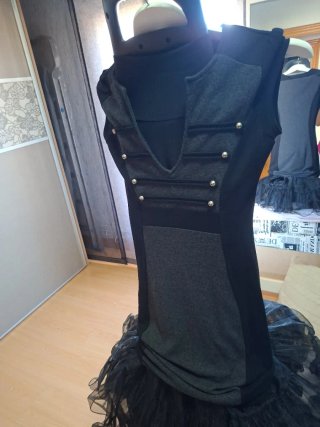 Vestido negro y gris con detalles