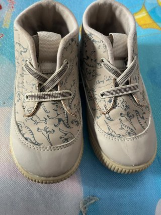 Zapatos de niño Carter's con dinosaurios