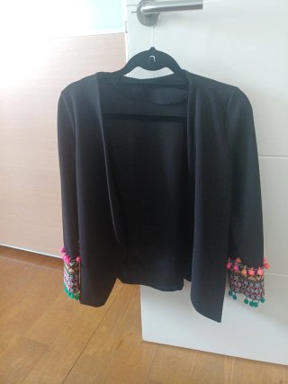 Chaqueta Negra con Detalles Étnicos