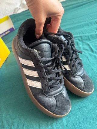 Zapatillas Adidas Negras y Blancas
